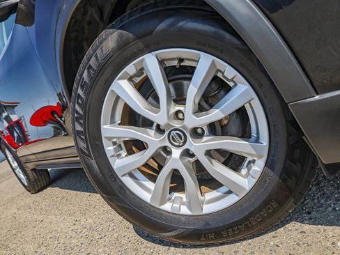 Used 2018 Nissan Rogue SV image 2