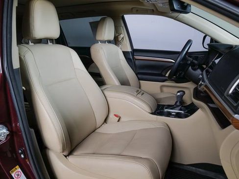 Used 2018 Toyota Highlander AWD V6 image 3