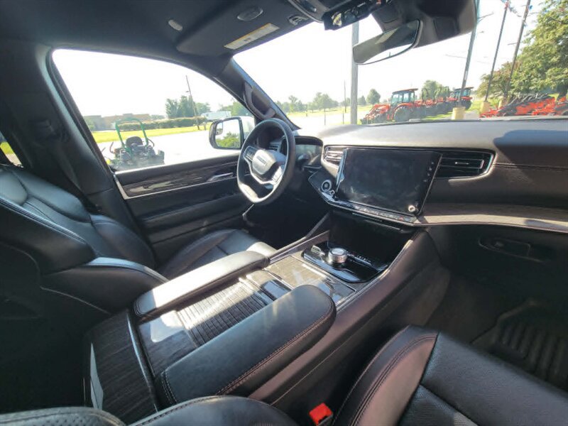 Used 2022 Jeep Wagoneer Series II AWD/4WD image 25