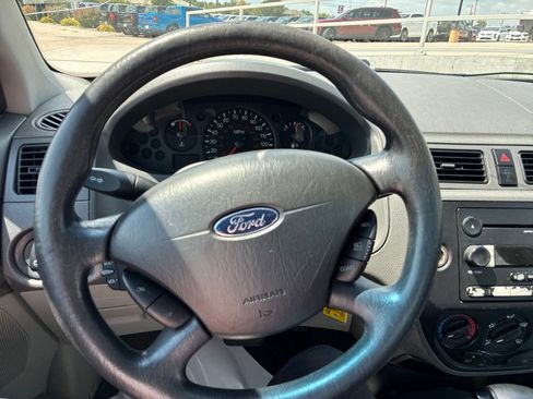 Used 2005 Ford Focus ZX4 Sedan FWD image 13