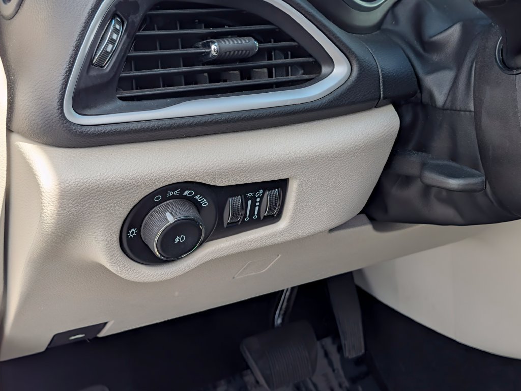 Used 2024 Chrysler Pacifica Touring-L FWD image 13