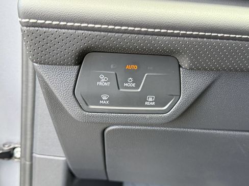 Used 2025 Volkswagen Atlas Cross Sport SE FWD image 20