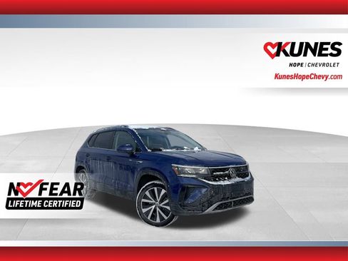 Used 2024 Volkswagen Taos SE image 1