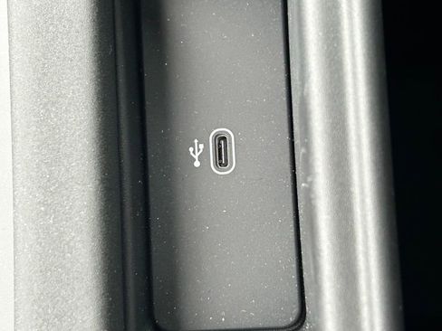 Used 2025 Land Rover Discovery S image 35