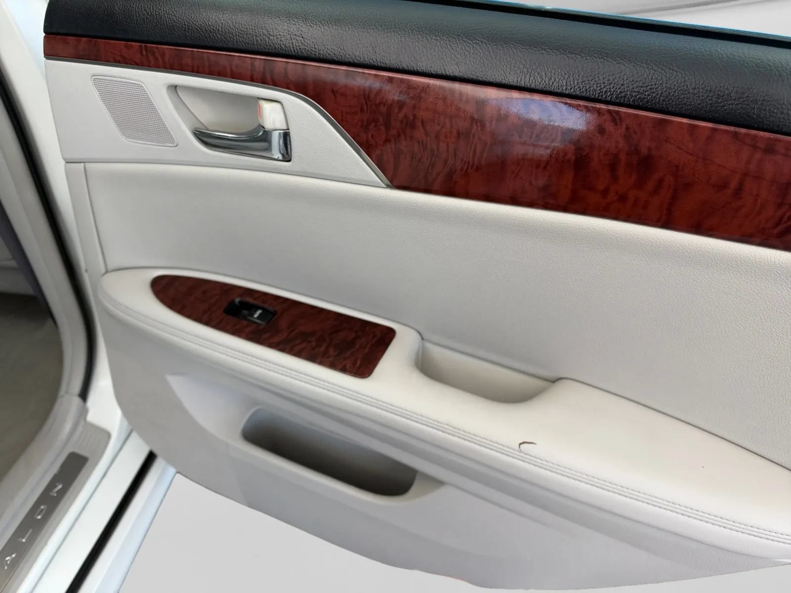 Used 2011 Toyota Avalon FWD image 19