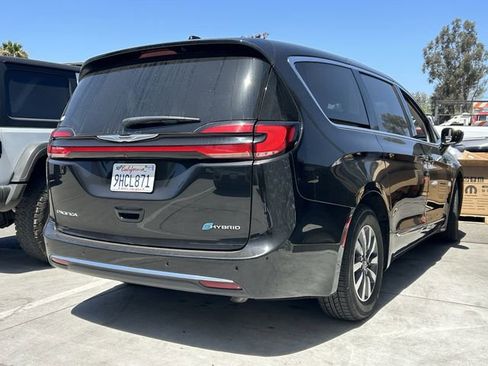 Used 2023 Chrysler Pacifica Limited FWD image 3