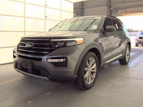 Used 2021 Ford Explorer XLT w/ Equipment Group 202A RWD image 2
