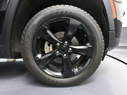 Used 2023 Jeep Grand Cherokee Altitude AWD/4WD image 16
