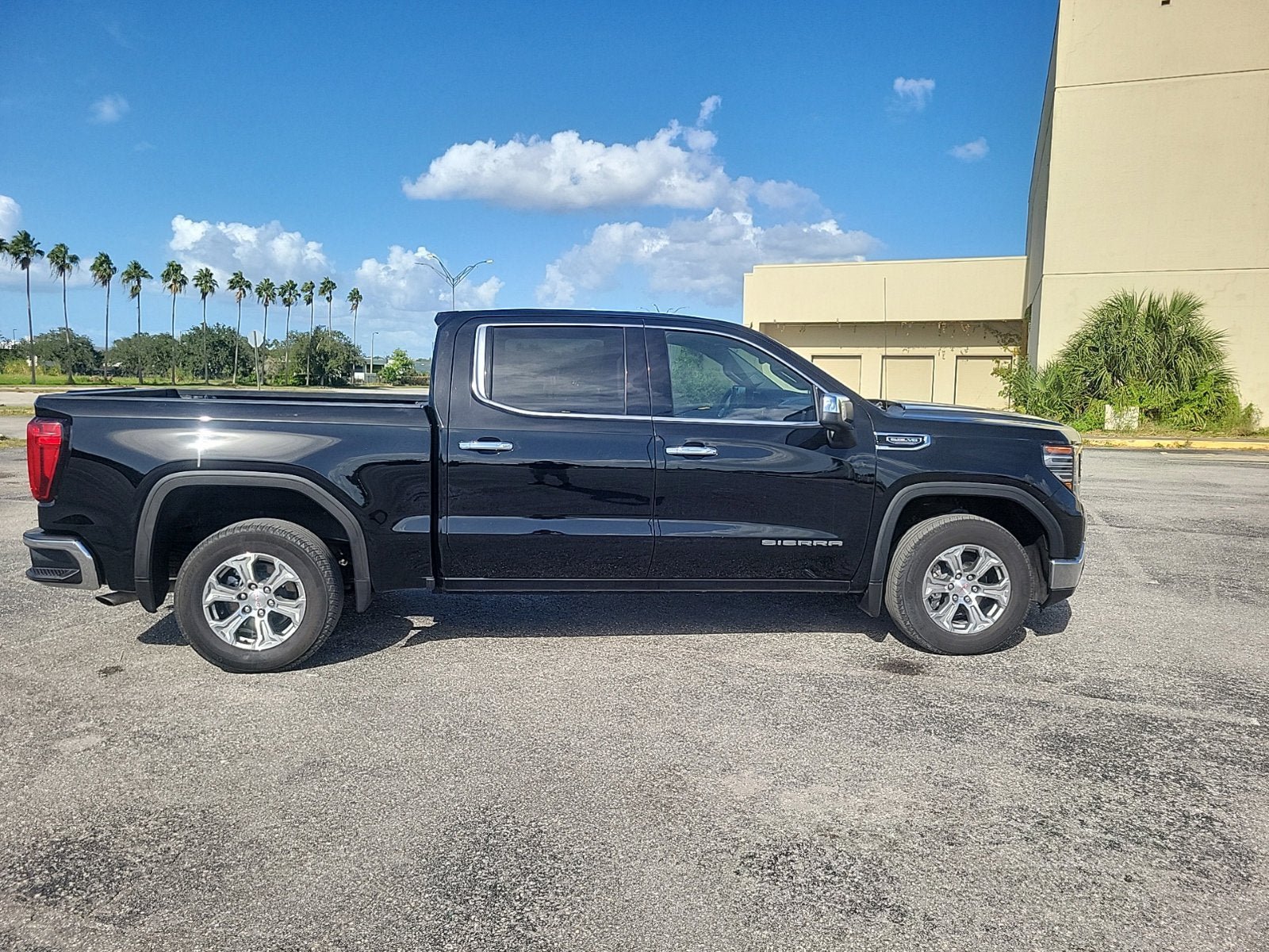 Certified 2025 GMC Sierra 1500 SLT RWD image 6