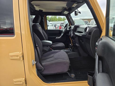 Used 2013 Jeep Wrangler Unlimited Sahara w/ Connectivity Group image 7
