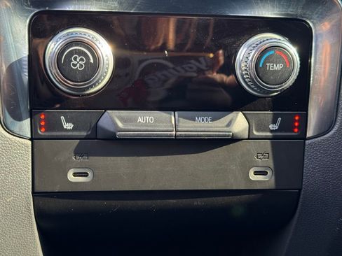 Used 2022 GMC Yukon XL Denali image 8