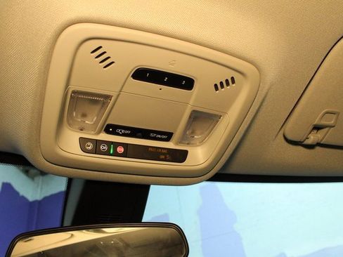 Used 2021 Chevrolet Traverse LT image 17