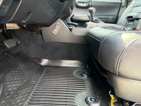 Used 2018 Toyota Tacoma TRD Sport w/ TRD Premium Sport Package RWD image 28