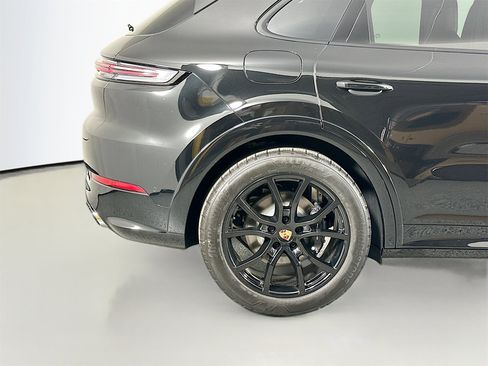 Certified 2025 Porsche Cayenne image 13