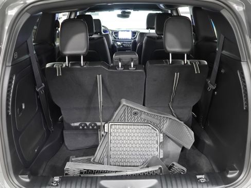 Used 2025 Chrysler Pacifica Select image 34