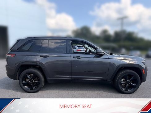 Used 2023 Jeep Grand Cherokee Limited w/ Black Appearance Package AWD/4WD image 7