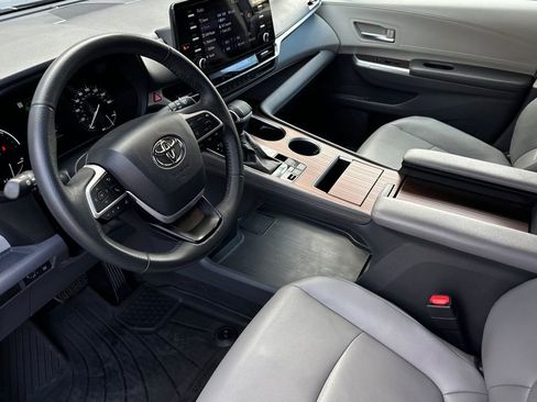 Used 2022 Toyota Sienna XLE FWD image 10