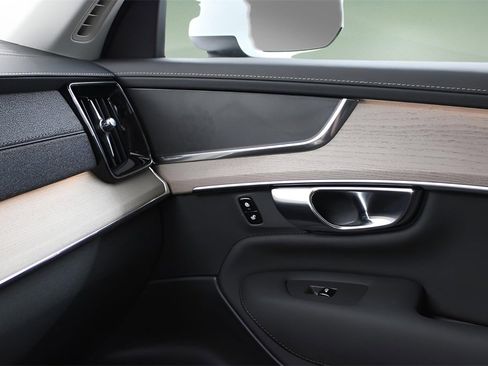 New 2025 Volvo XC90 T8 Core w/ Protection Package image 24