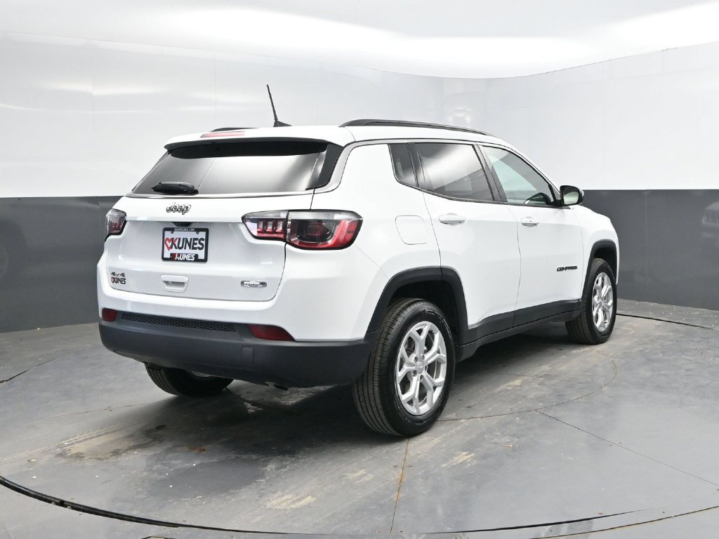 Used 2024 Jeep Compass Latitude AWD/4WD image 7