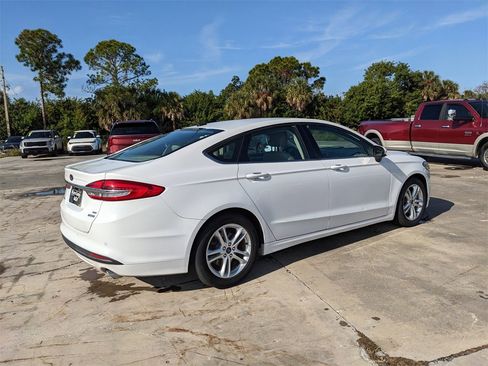 Used 2018 Ford Fusion SE w/ Fusion SE Technology Package image 9