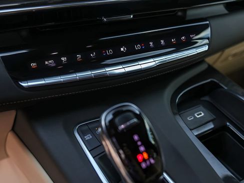 Used 2024 Cadillac Escalade ESV Premium Luxury w/ Performance Package AWD/4WD image 16