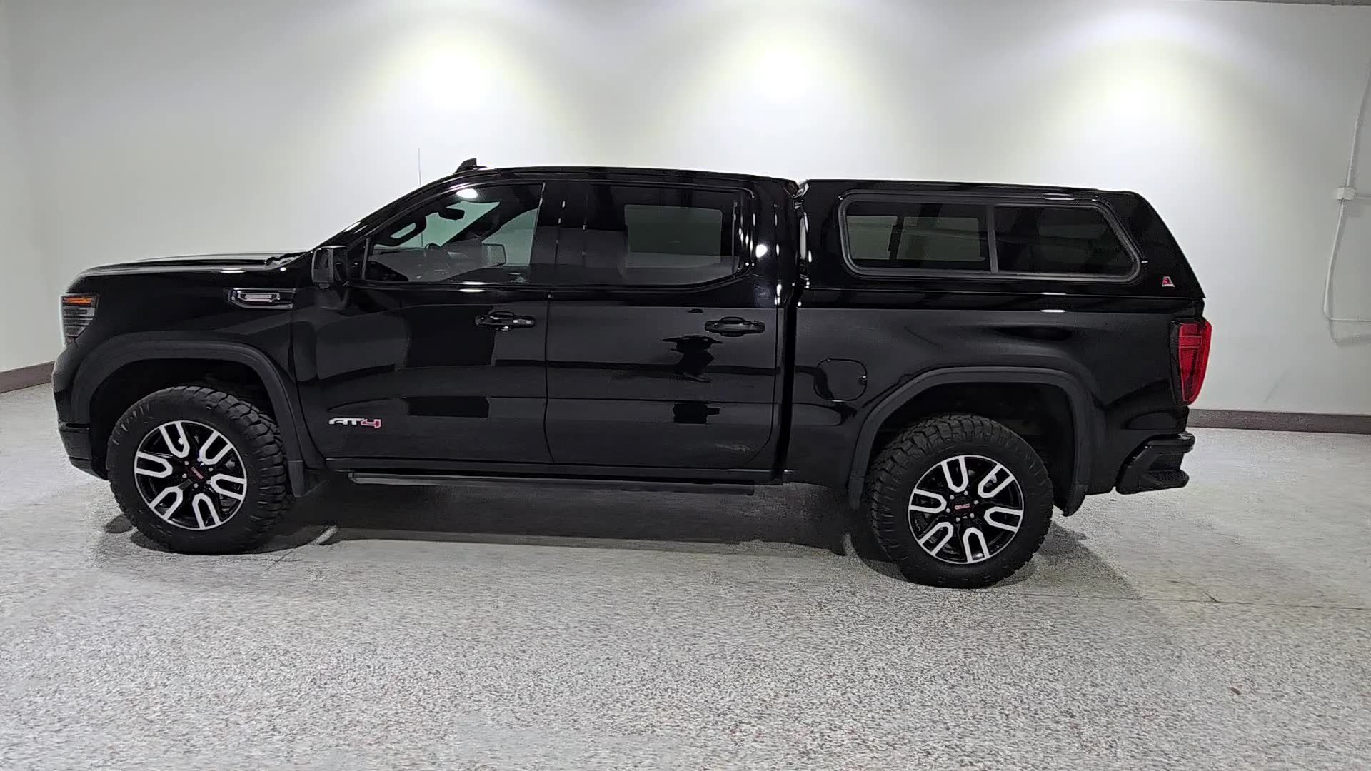 Used 2024 GMC Sierra 1500 AT4 w/ Technology Package AWD/4WD image 5
