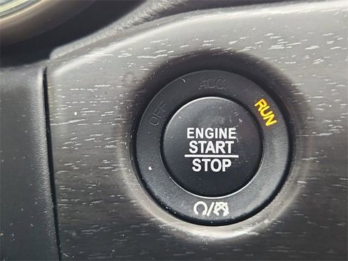 Used 2017 Jeep Grand Cherokee Limited image 16