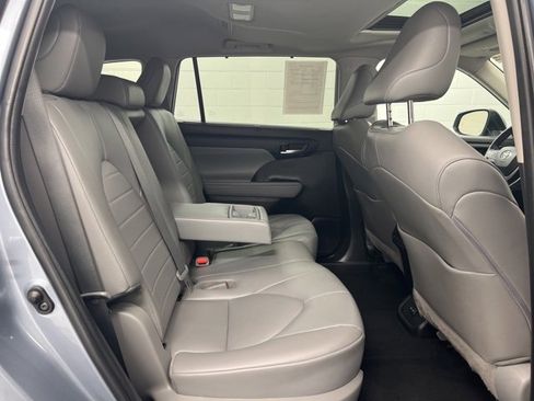 Used 2022 Toyota Highlander XLE image 31