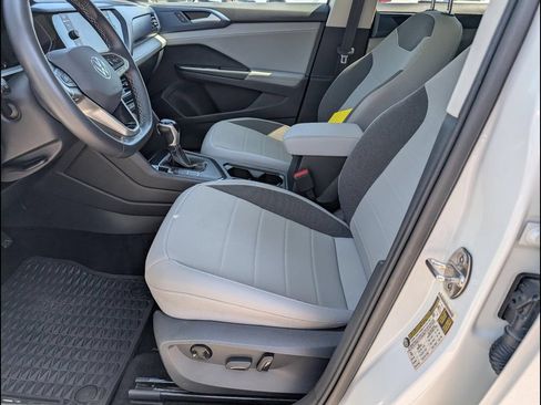 Used 2024 Volkswagen Taos SE w/ Panoramic Sunroof Package FWD image 10
