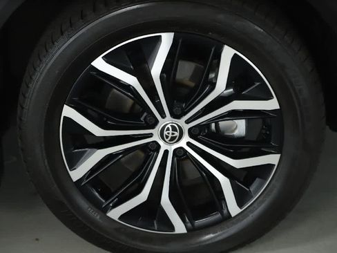 Certified 2025 Toyota Crown Signia AWD/4WD image 10