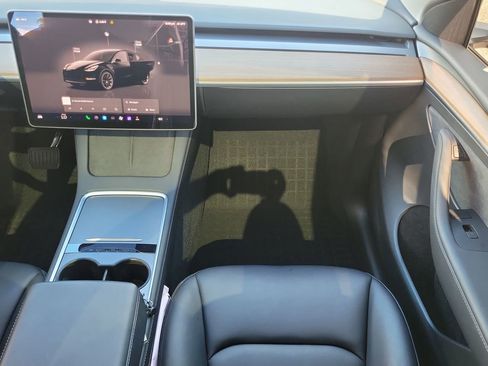 Used 2024 Tesla Model Y Long Range image 17