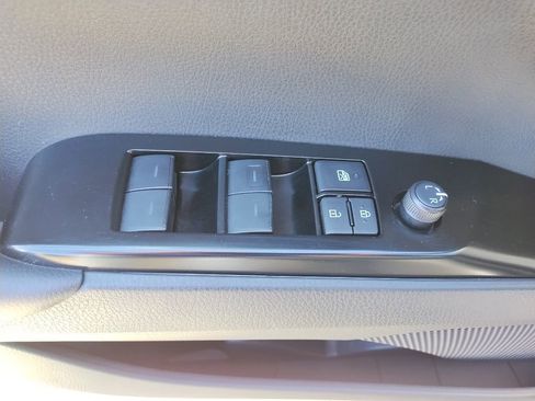 Used 2025 Toyota Camry SE FWD image 19