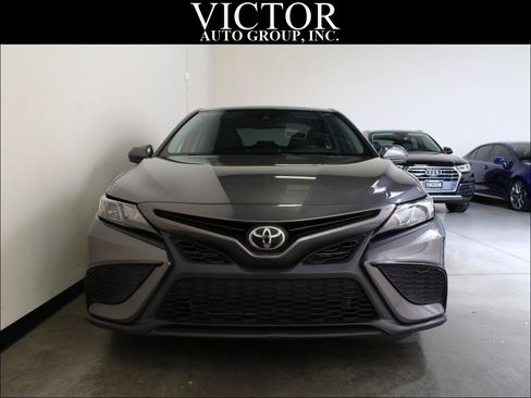 Used 2021 Toyota Camry SE FWD image 2