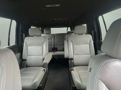 Used 2022 Chevrolet Suburban LT w/ Luxury Package RWD image 19