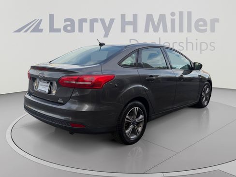 Used 2018 Ford Focus SE w/ SE Appearance Package FWD image 5