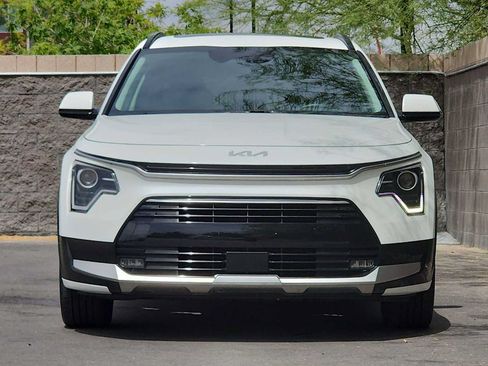 Used 2023 Kia Niro EX Touring FWD image 3