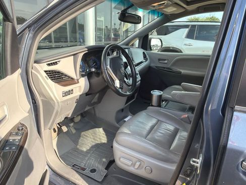 Used 2015 Toyota Sienna XLE w/ XLE Navigation Package FWD image 3