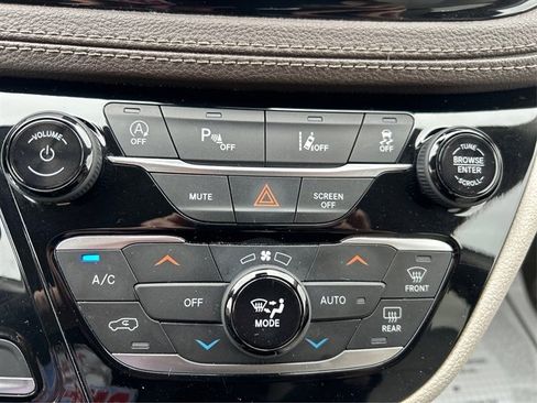 Used 2021 Chrysler Pacifica Touring-L image 35