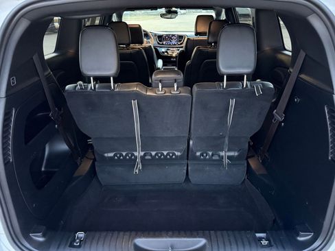 Used 2025 Chrysler Pacifica Select image 33