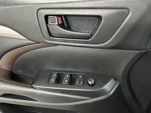 Used 2019 Toyota Highlander Plus AWD/4WD image 11