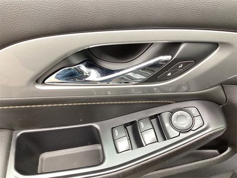 Used 2020 Chevrolet Traverse LT image 12