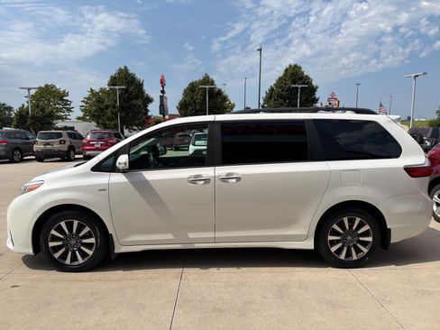 Used 2020 Toyota Sienna Limited Premium AWD/4WD image 5