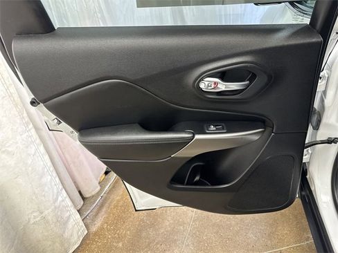 Used 2021 Jeep Cherokee Latitude Lux w/ Sun & Sound Group image 23