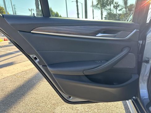 Used 2022 BMW M550i xDrive w/ Dynamic Handling Package image 26