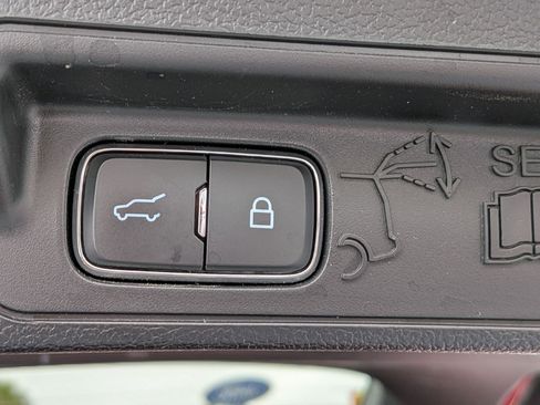 Used 2023 Ford Explorer XLT image 17