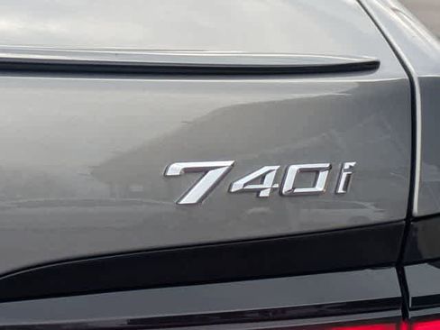 Used 2023 BMW 740i image 13