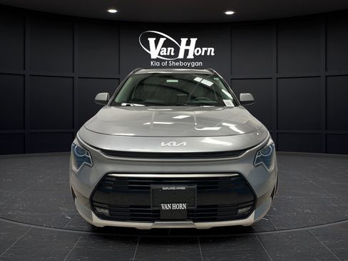 Used 2024 Kia Niro EX Touring FWD image 2