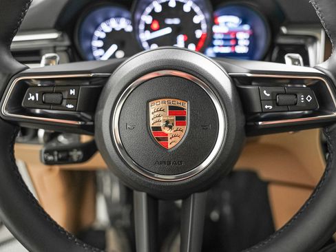 Certified 2025 Porsche Macan image 16