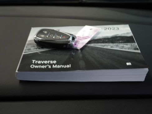 Used 2023 Chevrolet Traverse LT image 40