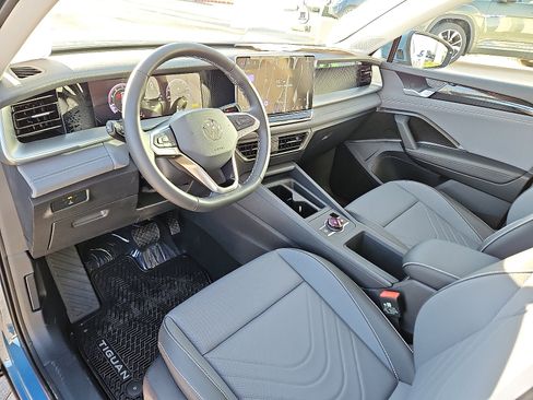 New 2026 Volkswagen Tiguan SE image 13